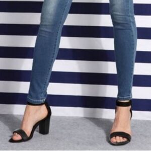 BRAND NEW WELLSFOUNTN OPEN TOE CHUNKY HIGH HEEL ANKLE STRAP SANDALS